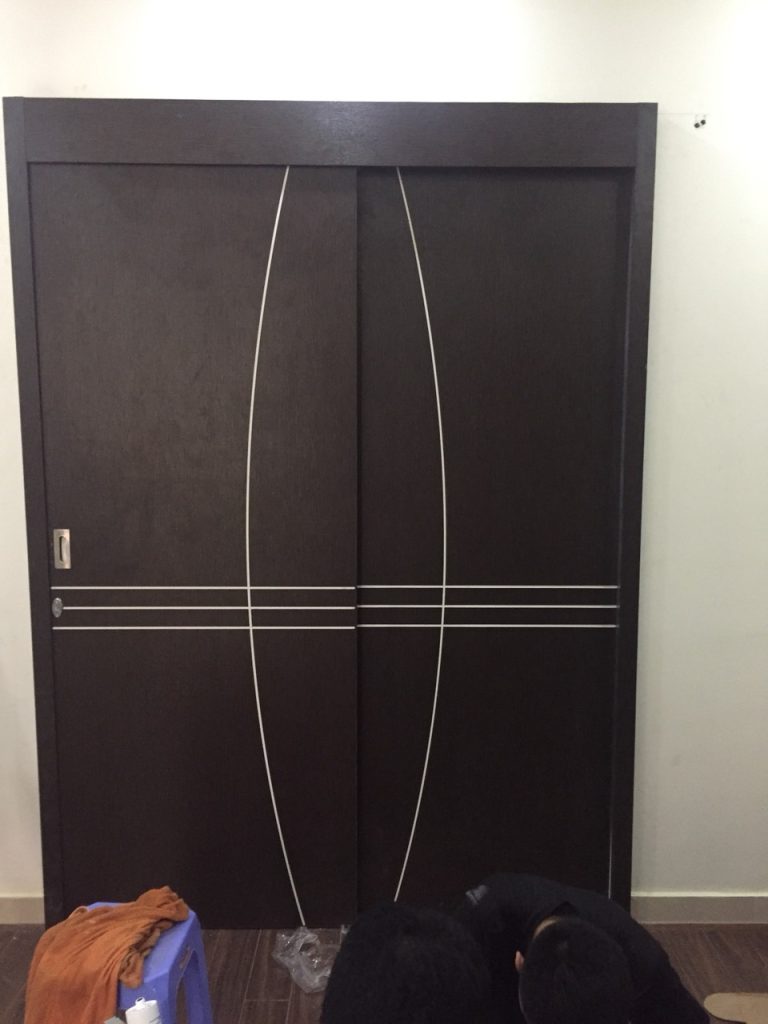 Lắp đặt cửa gỗ tại lạc long quân