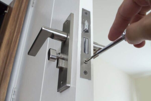Hướng dẫn cách lắp đặt khóa cửa gỗ tay gạt
