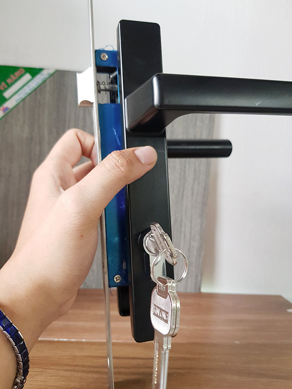 cách lắp đặt khóa tay gạt màu đen dành cho cửa nhôm kính