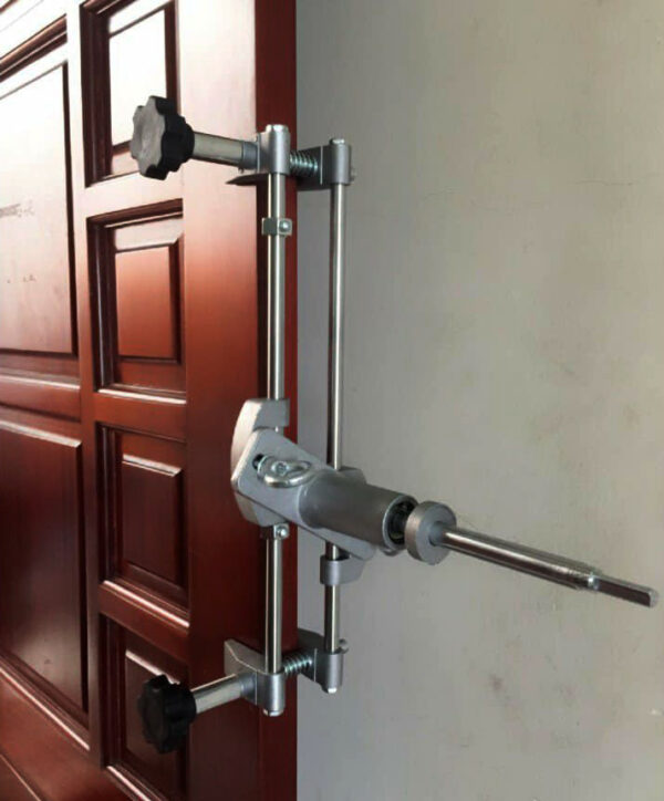 Cách lắp đặt khóa và cố định vị trí dể khoan và đục trên thành cửa