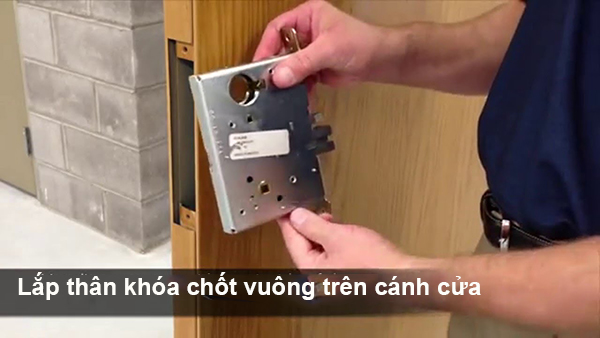Cách lắp đặt khóa cửa - Lắp thân khóa chốt vuông