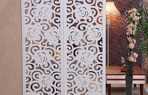 cửa nhà vệ sinh đối diện