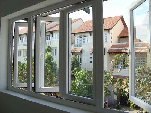 Ung-dung-cua-cua-upvc-dung-trong-cua-nhua-thong-phong