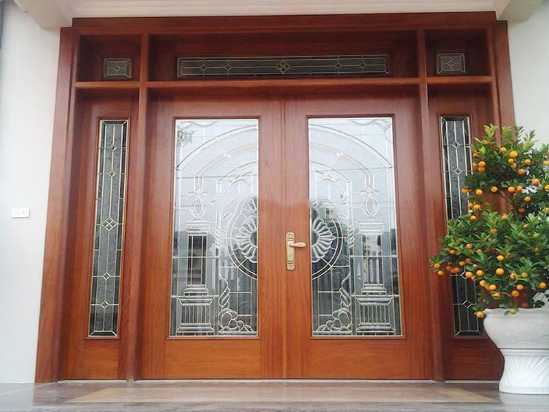 Mẫu cửa chính là gỗ tự nhiên và kính cường lực