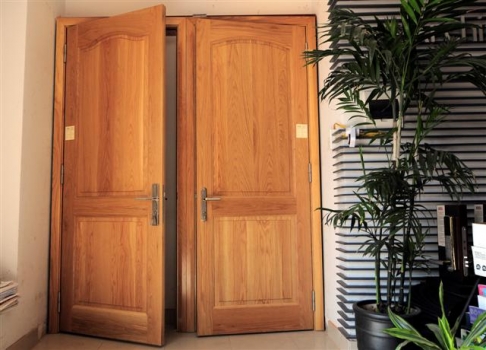 Mẫu cửa gỗ dổi đẹp