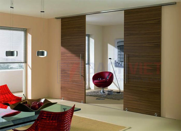 Mẫu cửa trượt gỗ 2 cánh ngăn phòng khách và phòng bếp