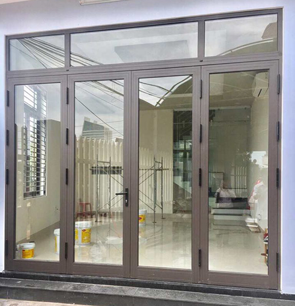 Mẫu cửa nhôm 4 cánh mở quay hiện đại