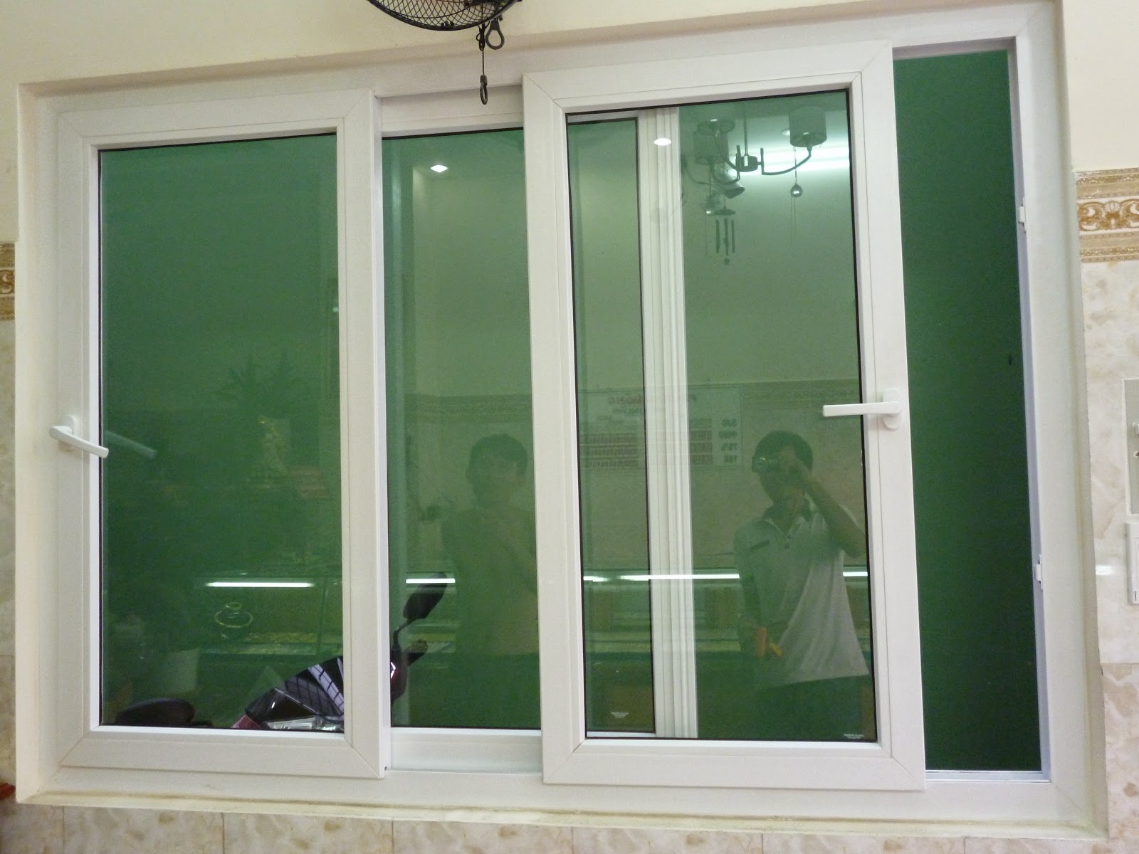 Mẫu cửa sổ trượt 4 cánh màu trắng