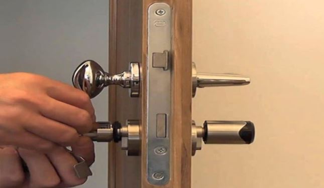 Cách thay ổ khóa cửa gỗ đơn giản tại nhà