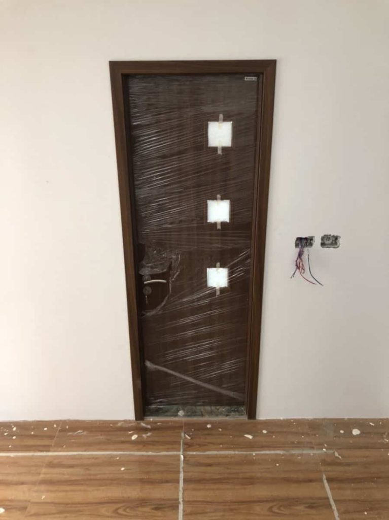 Mẫu cửa gỗ nhà tắm có pano kính