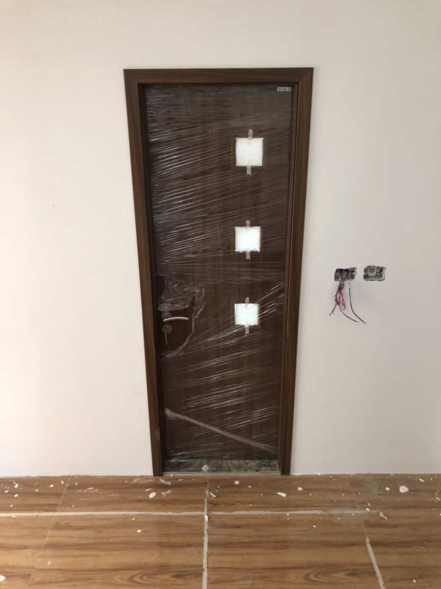 Mẫu cửa gỗ nhà tắm có pano kính
