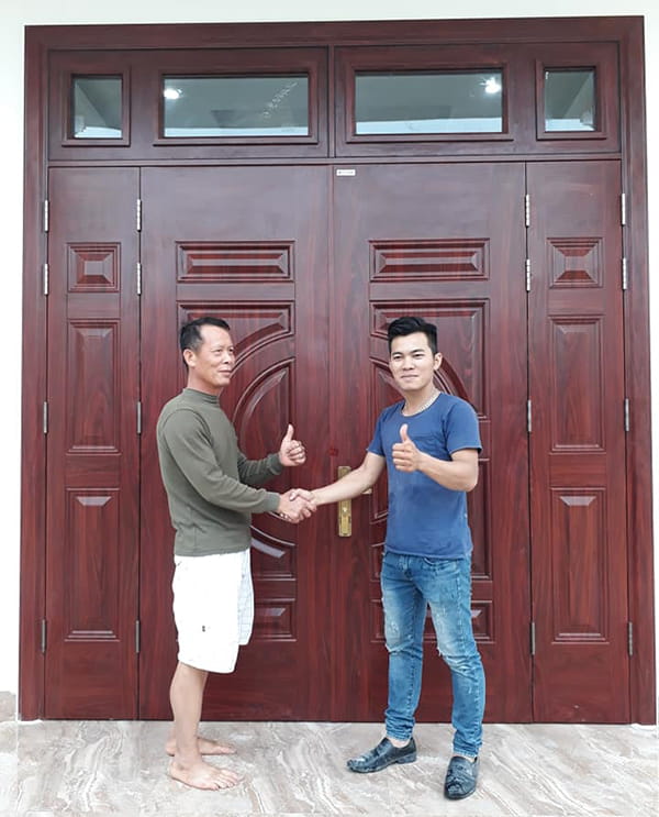 bàn giao công trình lắp đặt cửa gỗ