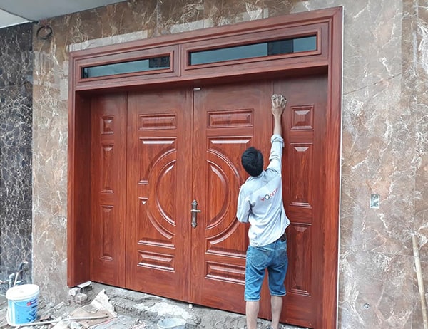 Lắp cửa gỗ vân thép