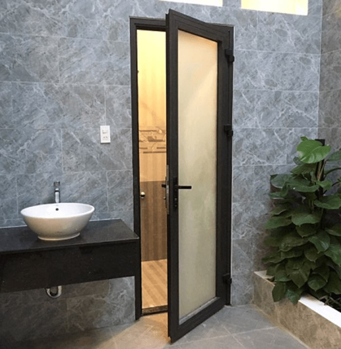 Cửa nhà vệ sinh