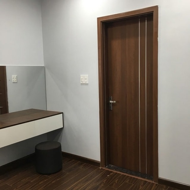 Cửa nhà vệ sinh
