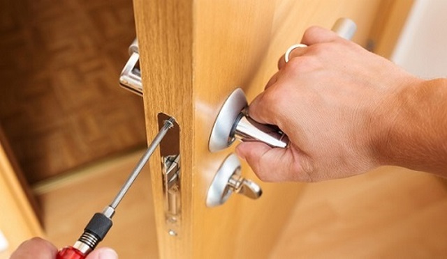 Thay khóa cửa gỗ