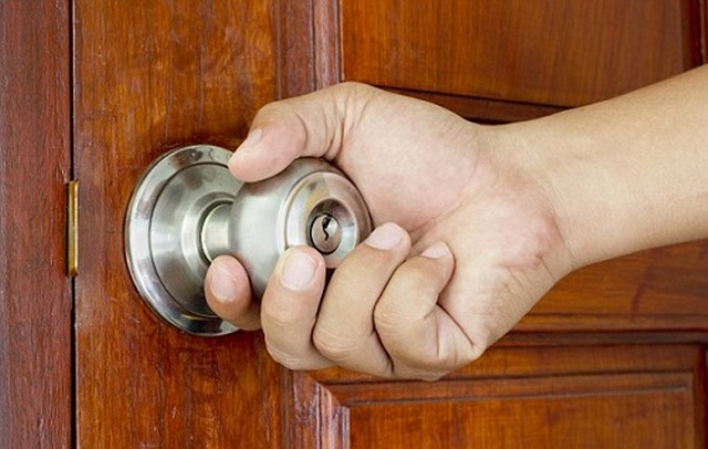 Cách mở ổ khóa tay nắm tròn